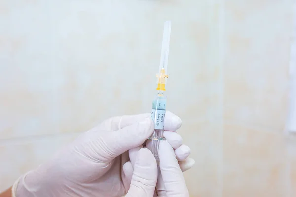 Verpleegkundige hand houden van een dosis van de spuit met vaccin of drugs, bereiden — Stockfoto