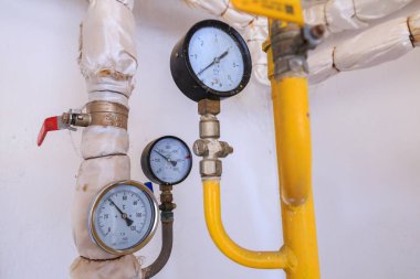 Küçük gaz kazan evinin teknolojik donanımı. Gaz boruları