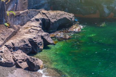 Seascape güzel sahil şeridi. Küçük plajın havadan görünümü 