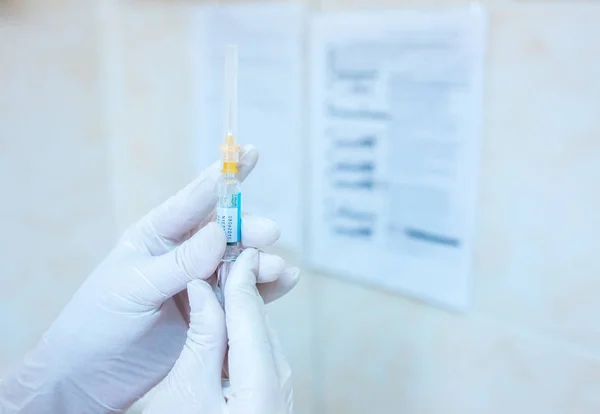 Verpleegkundige hand houden van een dosis van de spuit met vaccin of drugs, bereiden — Stockfoto