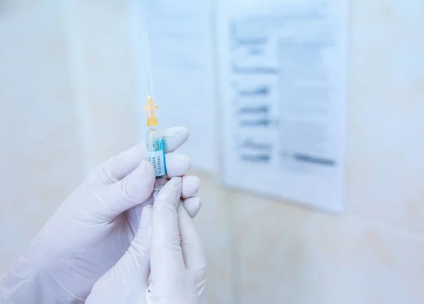 Verpleegkundige hand houden van een dosis van de spuit met vaccin of drugs, bereiden — Stockfoto