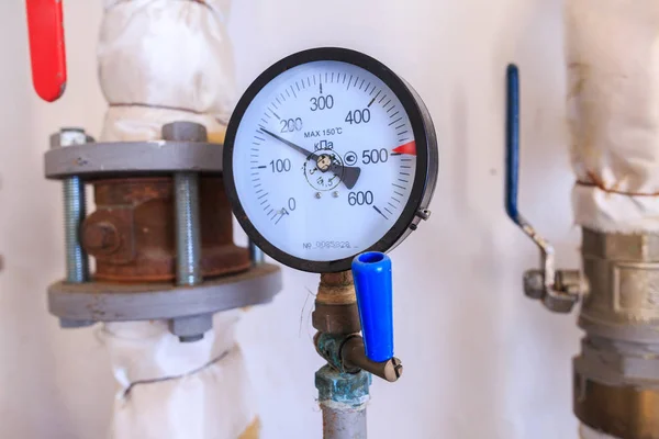 Equipo tecnológico de la pequeña casa de calderas de gas. Tubos para wat — Foto de Stock