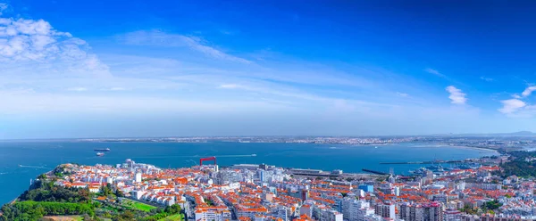 Dia de sol de verão vista panorâmica da paisagem urbana de Almada, Tagu — Fotografia de Stock