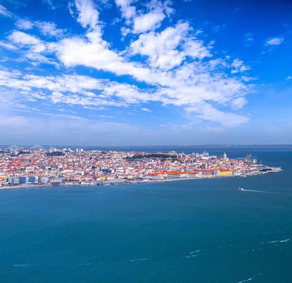 Giorno di sole estivo vista panoramica sul paesaggio urbano di Lisbona, Tagu — Foto Stock