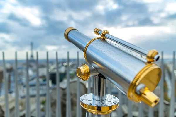 Toeristische telescoop of Spyglass in regendruppels gericht naar t — Stockfoto