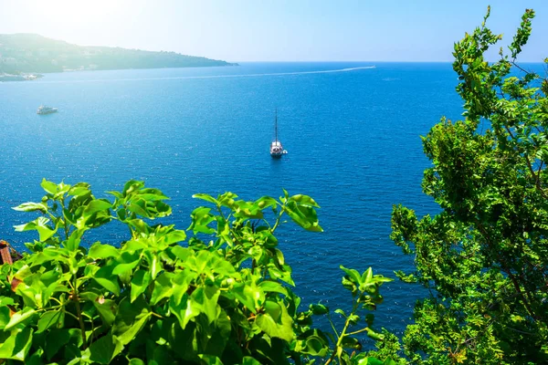Schöne Sommerlandschaft. atemberaubende Aussicht malerische Hügel Küste — Stockfoto