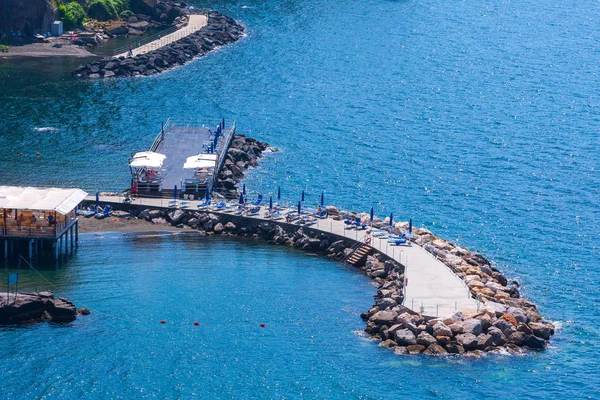 海の景観美しい有名な海岸線。小さなビーチの航空写真 — ストック写真