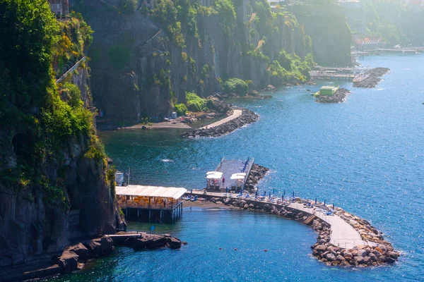 海の景観美しい有名な海岸線。湾と海のパノラマ — ストック写真