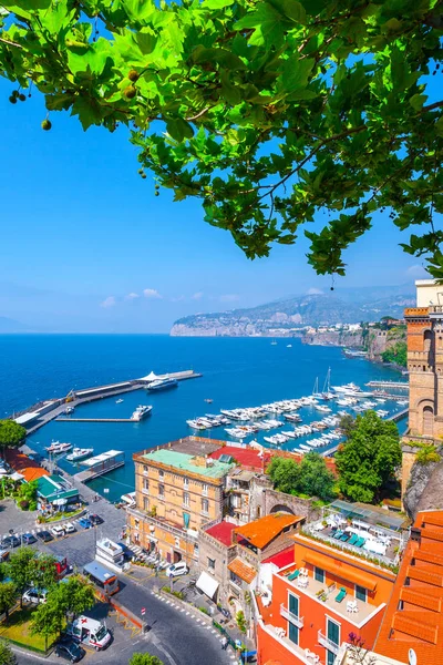 Meereslandschaft schöne berühmte Küste. Yachten, Boote und Boote in — Stockfoto