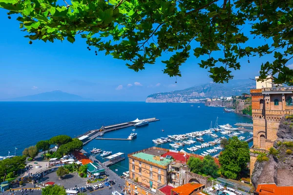 Seascape güzel ünlü sahil şeridi. Yatlar, tekneler ve tekneler — Stok fotoğraf