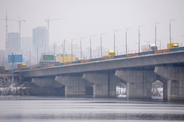 Kış bulutlu bir havadır. Kyiv 'in güney banliyölerine