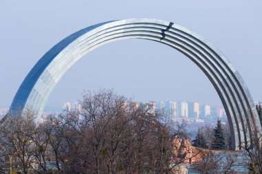 Sıcak havalarda güneşli akşamerken bahar. Anıt Pereiasl