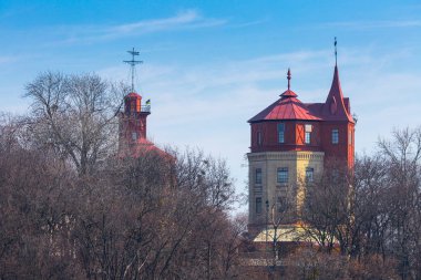 Sıcak havalarda güneşli akşamerken bahar. Muş Kuleleri
