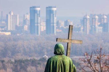 Sıcak havalarda güneşli akşamerken bahar. Aziz V Anıtı