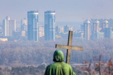 Sıcak havalarda güneşli akşamerken bahar. Aziz V Anıtı