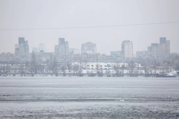 L'inverno è nuvoloso. La periferia meridionale di Kiev si chiama — Foto Stock