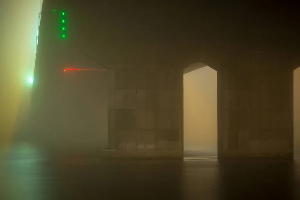 大城市河上方的神秘夜雾。桥内 — 图库照片