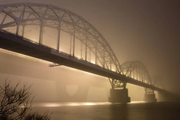 大城市河上方的神秘夜雾。桥内 — 图库照片
