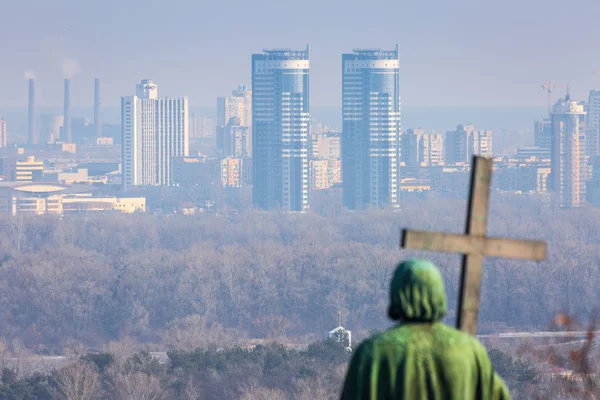 Au début du printemps en soirée ensoleillée par temps chaud. Monument de St. V — Photo