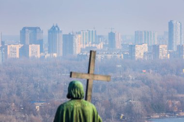 Sıcak havalarda güneşli akşamerken bahar. Aziz V Anıtı