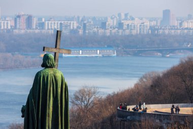Sıcak havalarda güneşli akşamerken bahar. Aziz V Anıtı