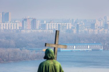 Sıcak havalarda güneşli akşamerken bahar. Aziz V Anıtı