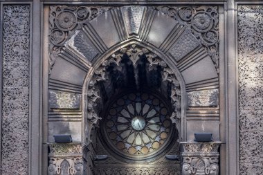 Aktör, eski Kar Evi cephe süslemeleri