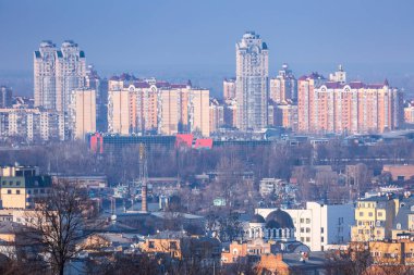 Sıcak havalarda güneşli akşamerken bahar. Sanayi bölgesi a