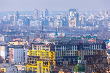 Sıcak havalarda güneşli akşamerken bahar. Sanayi bölgesi a