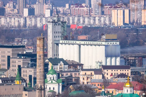 Primavera temprana en la tarde soleada en clima cálido. Zona industrial a — Foto de Stock