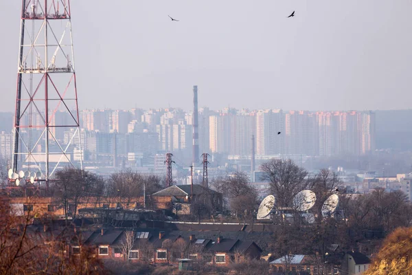 Vorfrühling am sonnigen Abend bei warmem Wetter. Industriegebiet a — Stockfoto