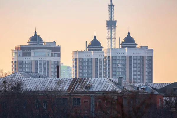 Early spring at sunny evening in warm weather. High rise residen — Stock Photo, Image