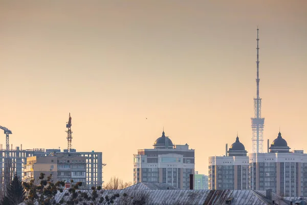 Early spring at sunny evening in warm weather. High rise residen — Stock Photo, Image