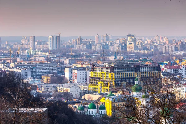 Рання весна в сонячний вечір у теплу погоду. промисловій зоні — стокове фото