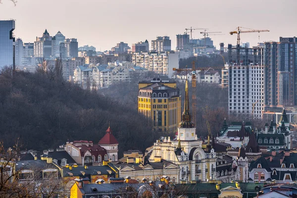 Early spring at sunny evening in warm weather. High rise residen — Stock Photo, Image