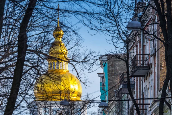 Vroeg in het voorjaar op zonnige avond bij warm weer. Vergulde koepel van th — Stockfoto