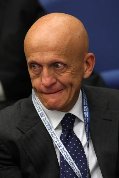 Kiev, Ukraina-Dec 15, 2010: Pierluigi Collina UEFA chef för Ref — Stockfoto