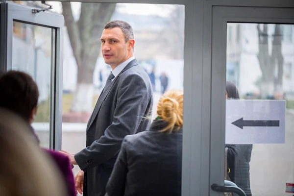 KYIV, UKRAINE - Oct 31, 2014: Vitali Klitschko at the door of th — Φωτογραφία Αρχείου