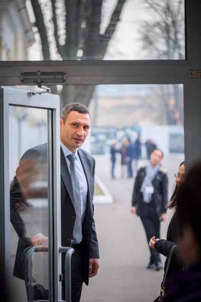 KYIV, UKRAINE - Oct 31, 2014: Vitali Klitschko at the door of th — Φωτογραφία Αρχείου