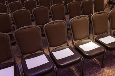 Brown, etkinlikten önce konferans salonuna başkanlık ediyor. Için ilk satır