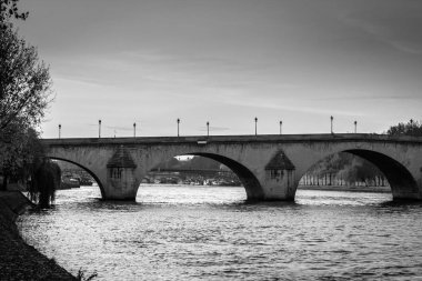 Paris'in merkezinde, Fransa'da Seine Nehri üzerindeki taş köprüler.