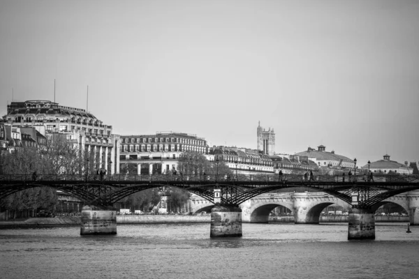 Stenen bruggen over de rivier de Seine in het centrum van Parijs, Frankrijk. — Stockfoto