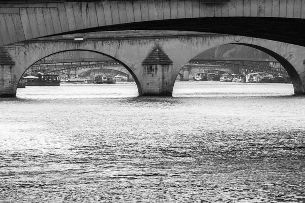Pontes de pedra sobre o rio Sena no centro de Paris, França . — Fotografia de Stock