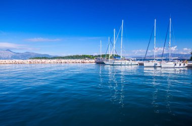 Güzel yaz panoramik deniz manzarası. Tekneler ve yatlar har