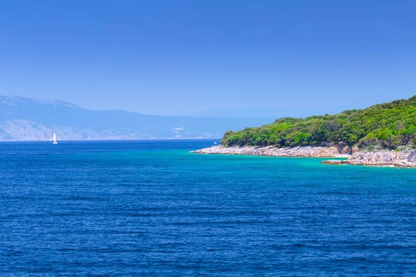 La costa entre las islas de Krk y Cres en el Adriático Se —  Fotos de Stock