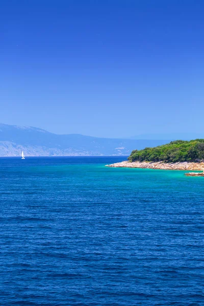 Coasta dintre insulele Krk și Cres din Marea Adriatică Se — Fotografie, imagine de stoc