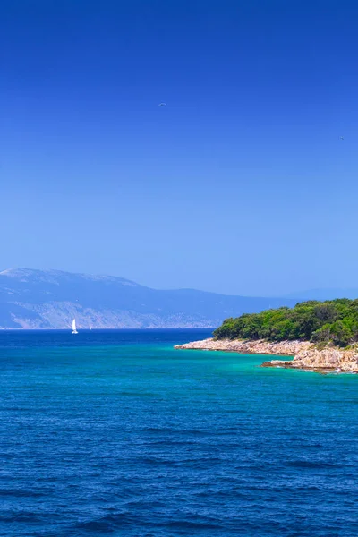 アドリア海セのクルク島とクレス島の間の海岸 — ストック写真