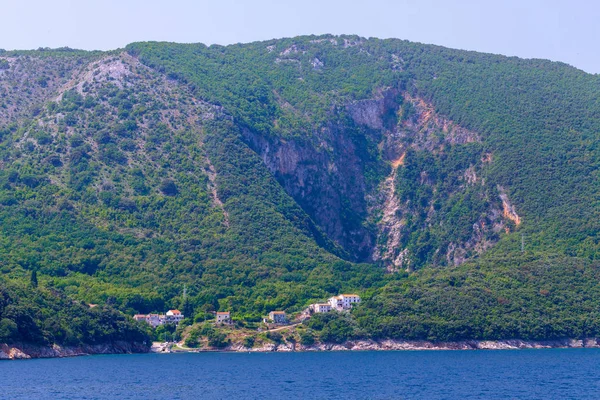 El pequeño pueblo Merag en la isla Cres en el mar Adriático en Cr —  Fotos de Stock