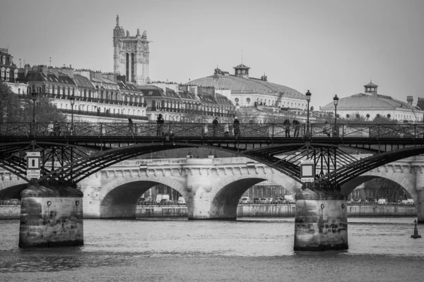 Кам'яні мости через річку Сени в центрі Парижа, Франція. — стокове фото