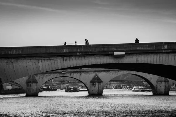 Pontes de pedra sobre o rio Sena no centro de Paris, França . — Fotografia de Stock